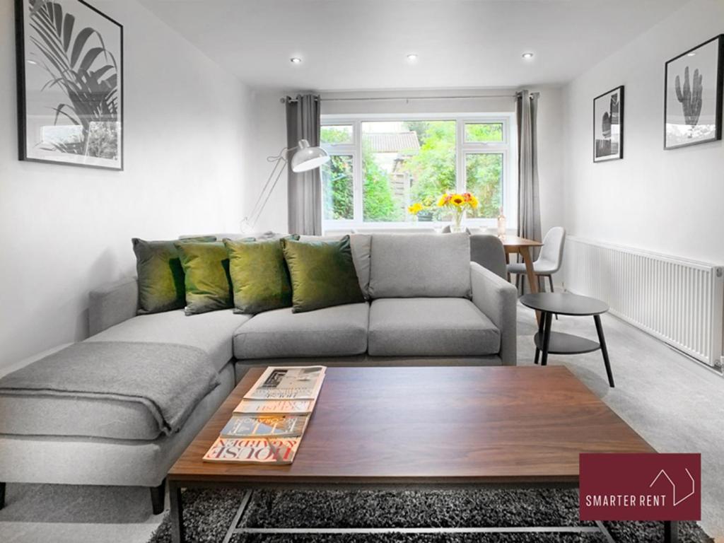 Sunninghill Village - 2 Bed - Parking And Garden Ascot  Exterior photo